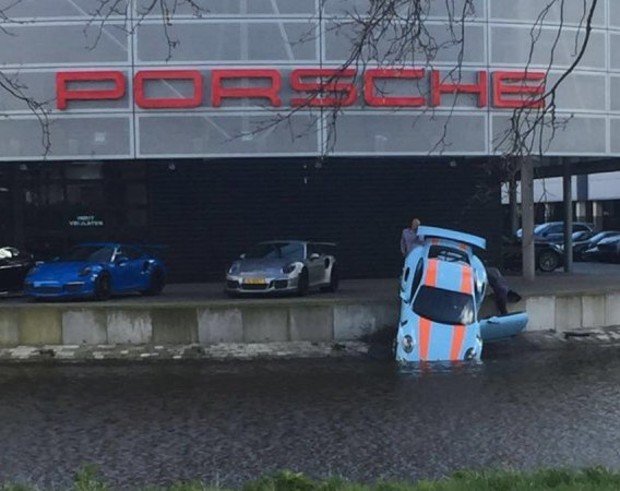 Порше идет ко дну: В Амстердаме утопили редкий Porsche 911 GT3 RS