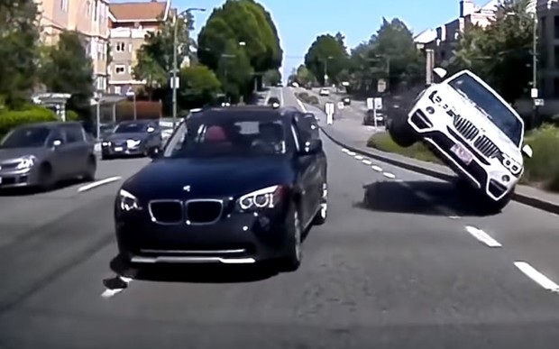 Последствия близости: BMW X4 встал на два колеса после столкновения с X1