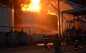 Пожар на нефтебазе БРСМ: Был взрыв, есть погибшие (обновляется)