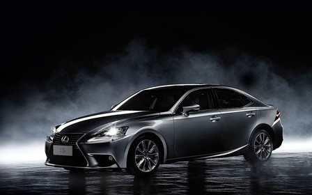 Праздничные предложения на спортивный седан Lexus IS