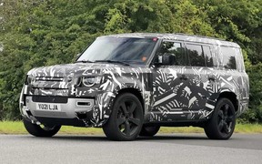 П'ять з гаком метрів, вісім місць. Land Rover Defender 130 засікли на випробуваннях