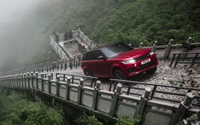 Range Rover Sport відзначає ювілей і готується до зміни покоління. ВІДЕО