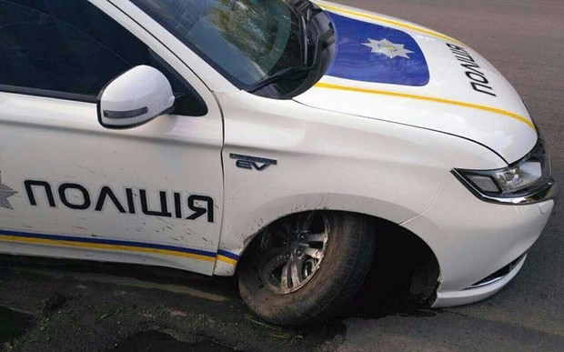 Расстрел? Полиция разбила первый служебный гибрид Mitsubishi Outlander PHEV