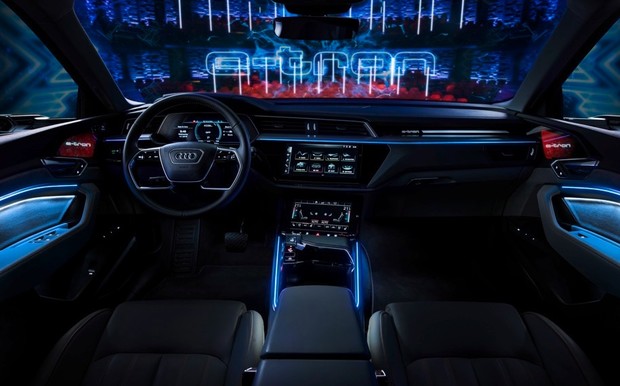 Салон электрокроссовера Audi: пять экранов и камеры вместо зеркал
