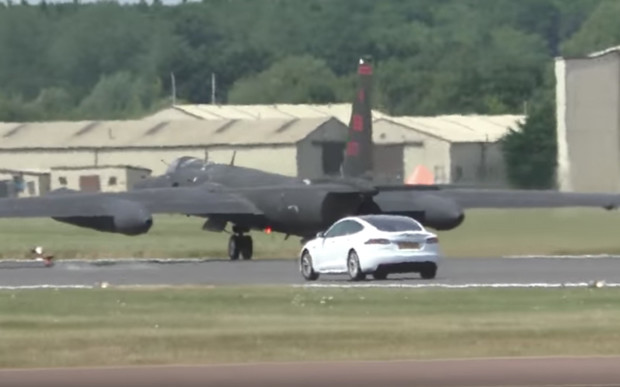 Шпионское видео: американцы используют Tesla Model S для посадки самолетов U-2