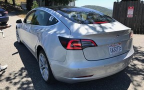 Шпионы сфотографировали салон новой Tesla Model 3
