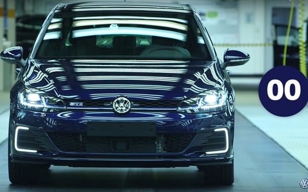 Собрать за 60 секунд: Volkswagen показал создание юбилейного автомобиля 