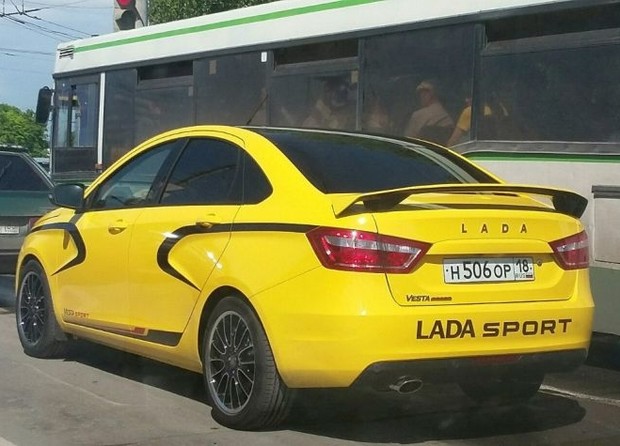 «Спортивную» версию Lada Vesta заметили на улицах Тольятти