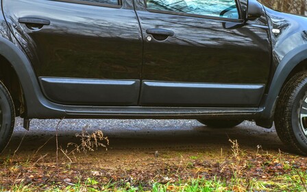 Стоит ли клеить молдинги на двери?