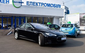 Столичная служба «Окси-Такси» пополнила свой парк электромобилем Tesla Model S