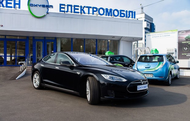 Столичная служба «Окси-Такси» пополнила свой парк электромобилем Tesla Model S