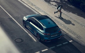 Сзади больше впечатлений. Новый универсал Peugeot рассекречен