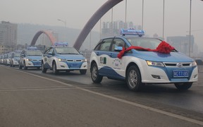 Таксистов Пекина хотят перевести на электротягу