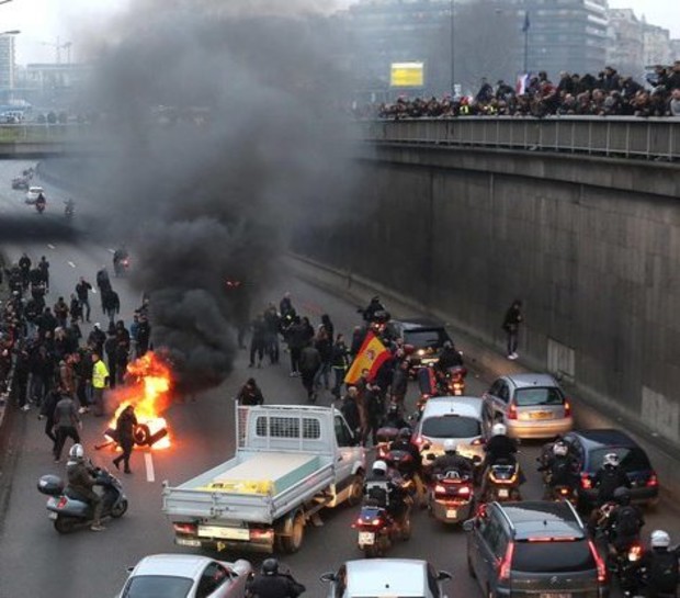 Таксисты Парижа вышли на забастовку: город застыл в пробках