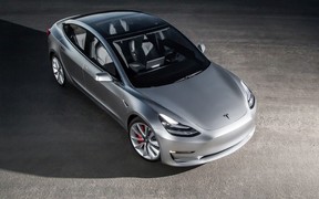 Tesla Model 3: Смотрите новые фото