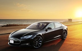 Tesla включает функцию Autopilot в фастбэке Model S и кроссовере Model X