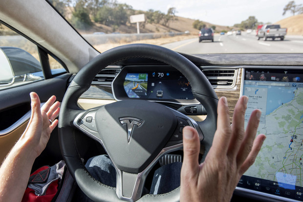 Tesla заставит держать водителей руки на руле