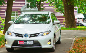 Тест-драйв Toyota Auris Hybrid