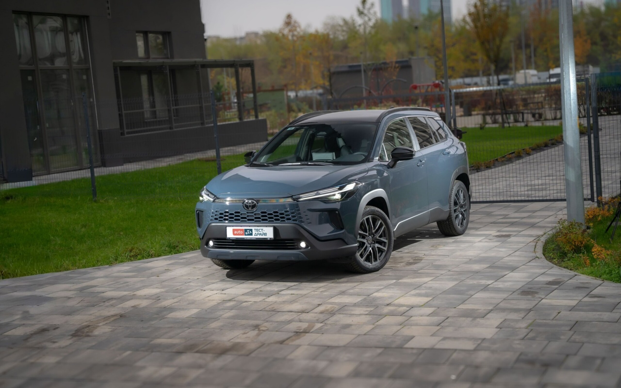 Тест-драйв Toyota Corolla Cross: поблажливий до водія, але не до пасажира