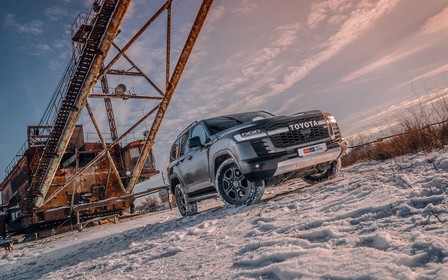 Тест-драйв Toyota Land Cruiser 300 GR Sport: охота на динозавров