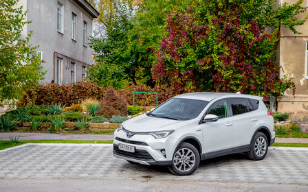 Тест-драйв Toyota RAV4 Hybrid: Небо и земля