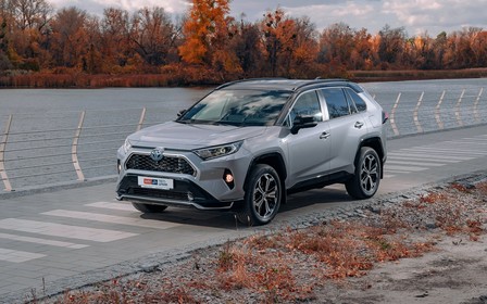 Тест-драйв Toyota RAV4 Plug-in Hybrid: вы захотите переплатить