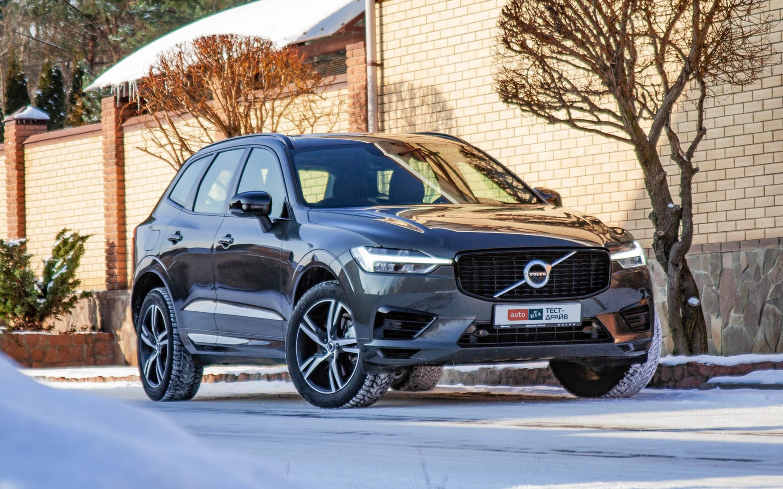 Тест-драйв Volvo XC60 T6 Recharge. Медленно заряжает, быстро едет