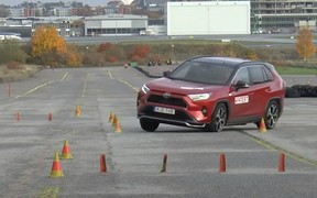 Toyota RAV4 не справился с лосиным тестом. Снова! ВИДЕО