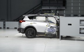 Toyota RAV4 провалил новый вид краш-теста