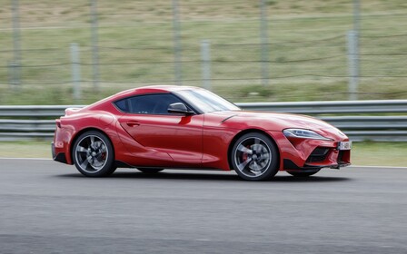 Toyota Supra оказался быстрее Ferrari и Lamborghini. ВИДЕО