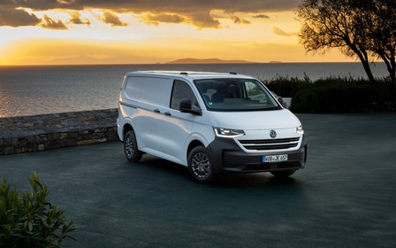 Transporter T7 прибув до України: дорожчий за VW Crafter і з єдиним двигуном