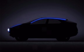 Ты кто такой? Nissan намекает на "веселую жизнь" проекту кроссовера Tesla Model Y