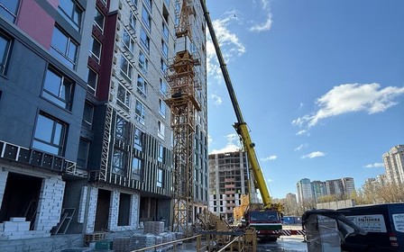 У 2-му будинку ЖК Синергія Київ демонтується кран і поновлюються фасадні роботи