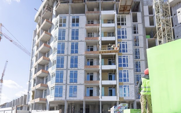 У 32 будинку ЖК Синергія Сіті розпочали монтаж вікон та утеплення фасаду