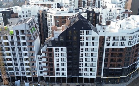 У 33 будинку Синергія Сіті розпочали монтаж скатного даху