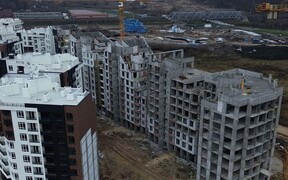 У 35 будинку Синергія Сіті розпочали встановлення вікон