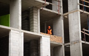 У 36 будинку Синергія Сіті розпочали мурувальні роботи