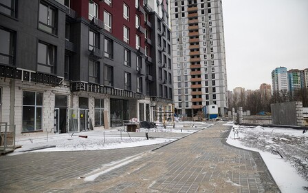 У внутрішньому дворі 2-го будинку ЖК Синергія Київ завершили укладання бруківки