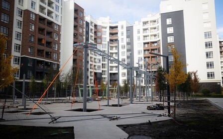 У ЖК Синергія Сіті монтують новий дитячий майданчик від Hip Park