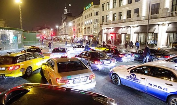Uber наближається: В Копенгагене таксисты перекрыли центральные улицы