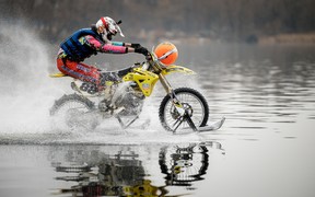 Украинец проехал 5 километров по воде на мотоцикле