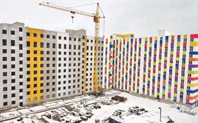 У 1-й секції ЖК «Воробйові гори на Полях-3» кладуть внутрішні та зовнішні стіни 7-го поверху