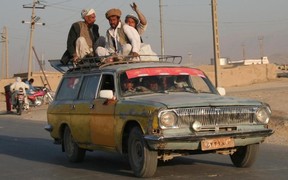 В Афганистане появилась первая женщина — водитель такси