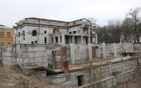 У Чернігові демонтують довгобуд на Валу