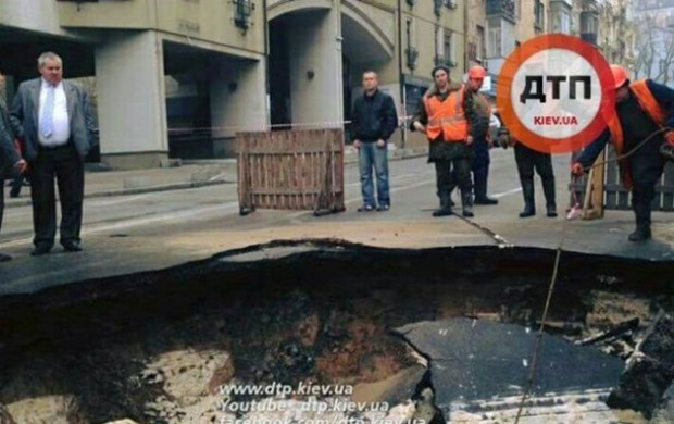 В центре Киева провалился асфальт. Движение закрыто от улицы Тургеневской до Гоголевской