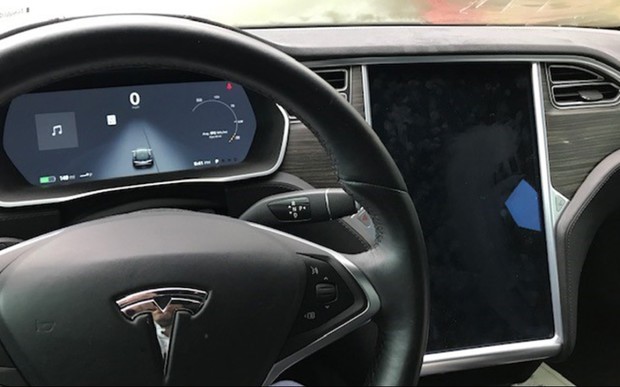 В электромобилях Tesla обнаружили проблему из будущего