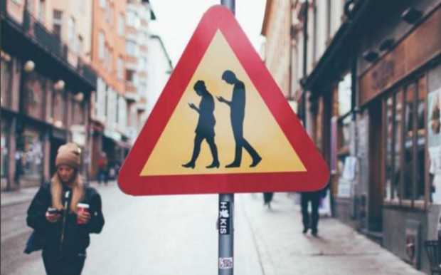 В Финляндии появился дорожный знак «Люди с мобильниками»