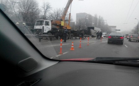 В Киеве перевернулась фура. Движение на Олены Телиги перекрыто