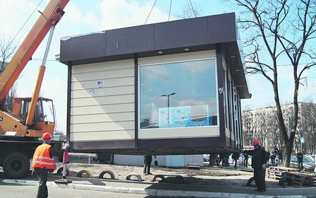 В Киеве продолжают демонтировать незаконные сооружения