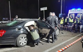 В Киеве прямо на дороге взорван автомобиль. Есть пострадавшие